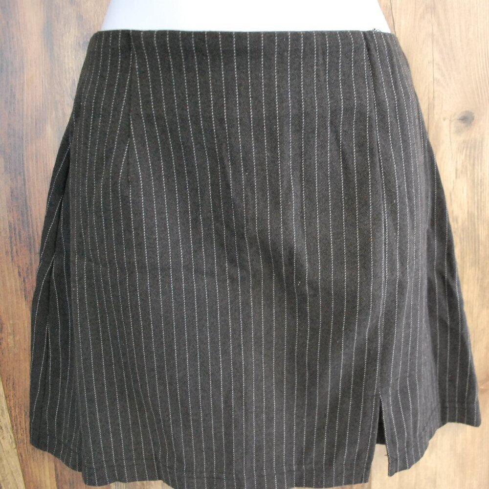 In Moda Dark Gray  with White Pin Stripe Mini Stretch Skirt Size 11 - Picture 2 of 5